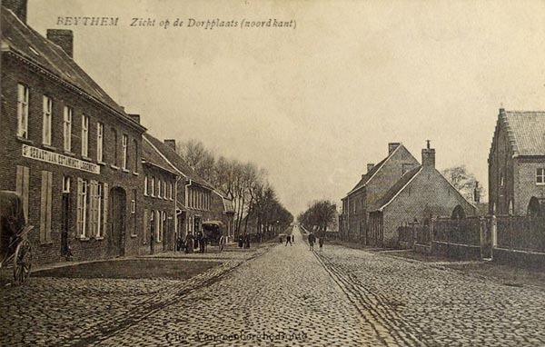 De Meensesteenweg ter hoogte van de dorpskom van Beitem (ansichtkaart, einde 19de eeuw)