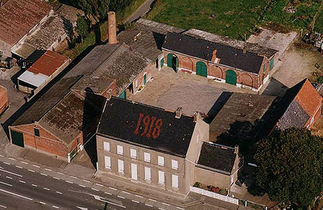 Luchtfoto van het Brouwershof, met vooraan het imposante woonhuis en links de vroegere brouwerij (Bron: Oscar Casier)
