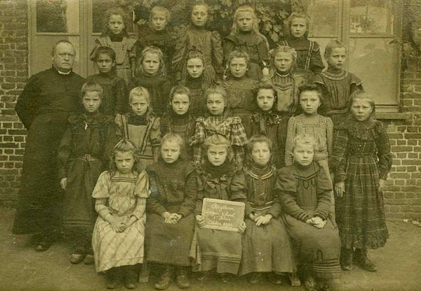 Klasfoto van het 2de leerjaar meisjes in 1909 (Bron: Dirk Berghman).
