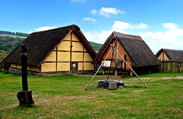Typische Keltische huizenbouw in het zgn. La-Tène tijdperk (450-57 voor Christus). Reconstructie van nederzetting, opgegraven tussen 1971 en 1974 in het Duitse Bundenbach.