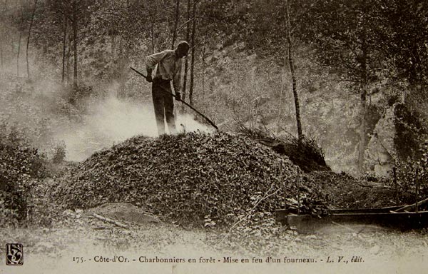 Het aansteken van vuur voor de bereiding van houtskool(Franse prentkaart, begin 20ste eeuw)