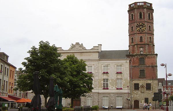 De grote markt met het stadhuis en Belfort van Menen, vanwaar driemaal per week een diligence vertrok richting Brugge.