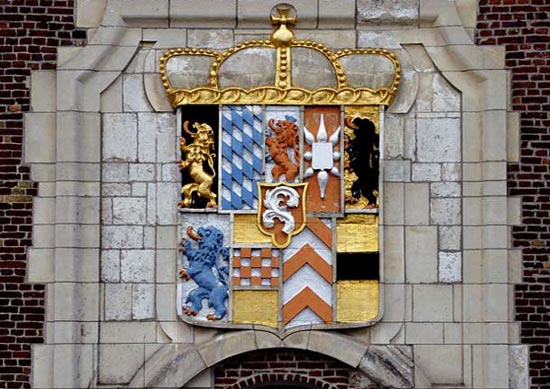 wapenschild van Karl Theodor von Neuburg op de kerkgevel van het Roeselaarse Klein-Seminarie.