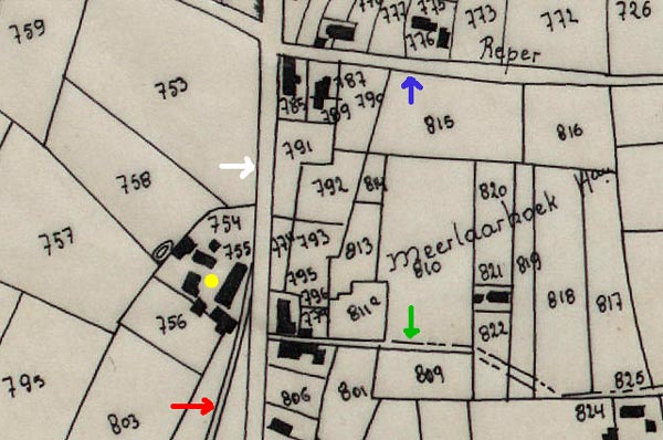 De plaats van De Meerlaan (gele stip) aan de kruising van Oude Heerweg (rode pijl) en de Meensesteenweg (witte pijl), tegenover de Meerlaanstraat (groene pijl). Bovenaan de huidige Iepersestraat (blauwe pijl). Fragment van de Popp-kadasterkaart, 1842-'79.