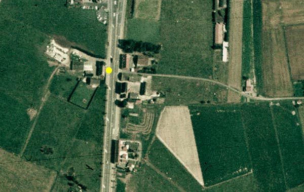 De plaats van De Meerlaan (gele stip) op een luchtfoto van de jaren 1980. Toen stond daar nog een hofstede van boer Foulon, nu vervangen door 't Melkerijtje.