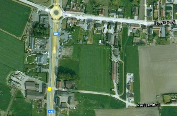 De plaats van de herberg De Meerlaan (gele stip), waar nu 't Melkerijtje staat, op een recente satellietfoto (Bron: Google Satellite View).