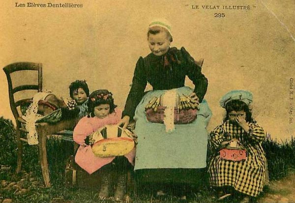 Kinderen leren kantklossen. Franse 19de-eeuwse prentkaart in 'Le Velay illustré'.