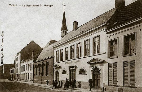 het St. Jorishospitaal (links) en de kapel (midden) in Menen, circa 1900