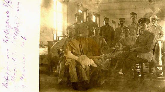 Duitse militairen in het klooster van Moorslede, ingericht als veldhospitaal (1916)