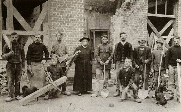 pastoor Louis Van Sluys met bouwvakkers in 1920