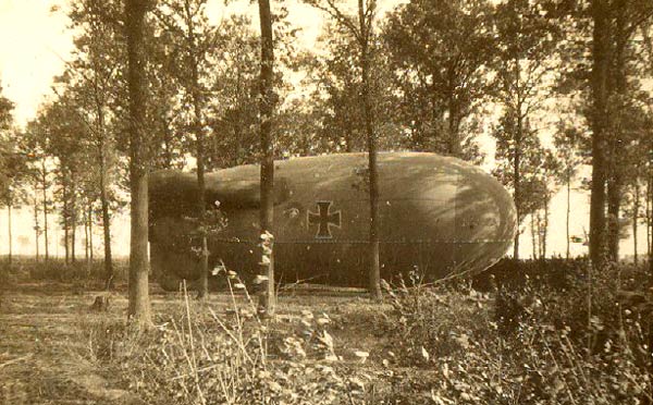 Kleine Zeppelin van de Duitsers voor observatietaken, opgesteld onder de bomen ergens in Beitem