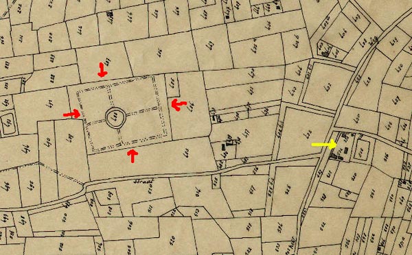 Grondplan van een vermoedelijk Gallo-Romeinse bewoningskern (met rode pijltjes aangeduid) naast de Knaagreepstraat en nabij de Gasthuishoeve van Ten Bunderen (bij gele pijl) op Popp-kadasterkaart (1852).