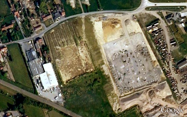 Opgravingssite van een Gallo-Romeinse nederzetting aan de Roeselaarse Mandelstraat (Bron: Google Satellite Maps)