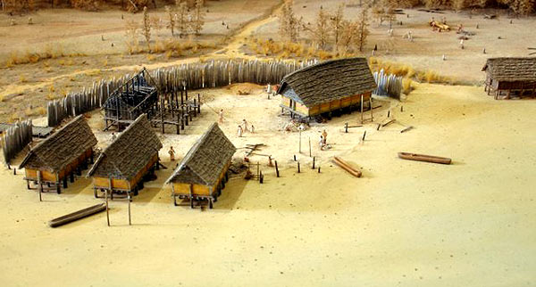 Reconstructie van een nederzetting uit het neolithisch tijdperk.