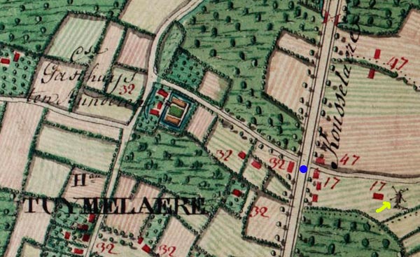 Op de plaats van de blauwe stip lijkt het symbool van de kapel niet aangegeven. Sinnesaels molen (gele pijl) daarentegen wel. (Detail van de zogeheten Ferraris-kaart van de Oostenrijkse Nederlanden, 1773)