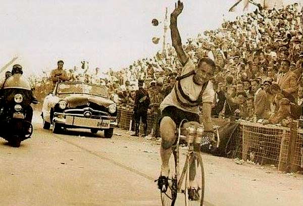 Aankomst van Briek Schotte, de winnaar van het WK Wielrennen in 1950 in Moorslede.