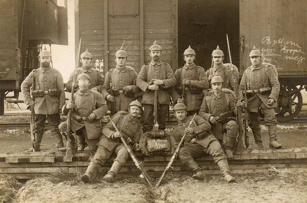 Een groep Duitse soldaten, met de fameuze punthelmen, in Beitem-statie tijdens WO I. Rechts, op de wagon, staat met een krijt de naam Beythem geschreven.