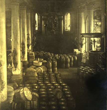 Duitse voedsel- en vooral drankvoorraden in de kerk van Beitem.