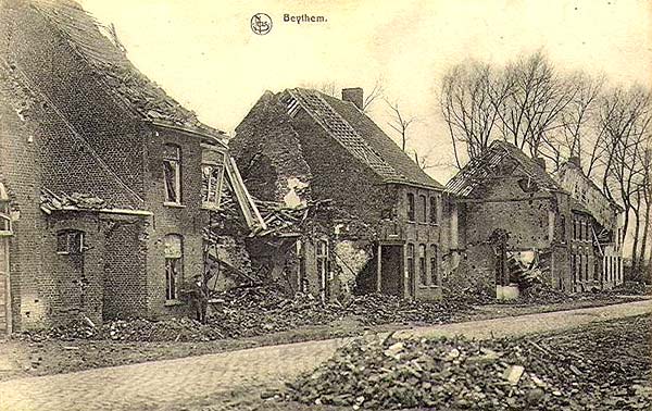 Vernielde huizen in de dorpskom van Beitem eind 1918.
