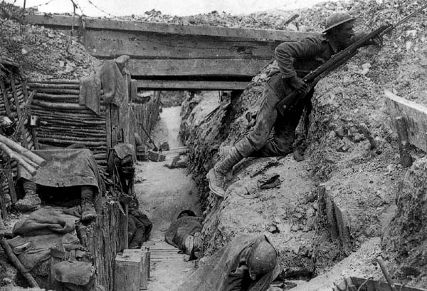 Soldaten van het Britse Cheshire Regiment in een loopgraaf, tijdens de Slag aan de Somme.