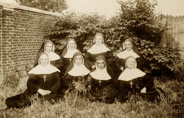 Groepsfoto van de zusters in Beitem. s.d. (Bron: Roger Plovie).